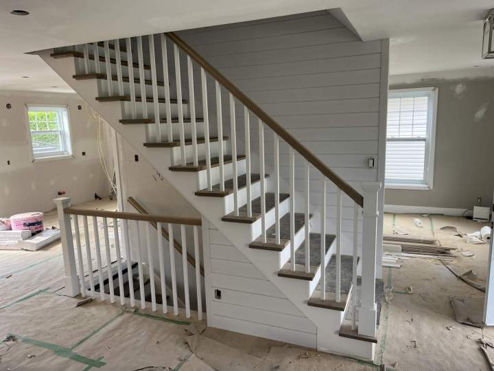 Transformation complète d’espaces pour allier fonctionnalité et esthétique moderne.